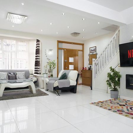 Barking Haven Retreat - Airport - Parking - Train Station Villa Exterior photo